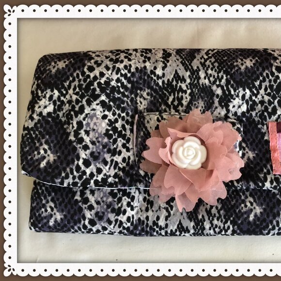 Crochet Knitting Needle Case Organizer Snake Skin Print Flower Décor Closure - Picture 10 of 14